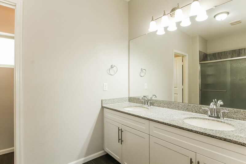 1,940/Mo, 1807 W Minton St Phoenix, AZ 85041 Main Bathroom View 2