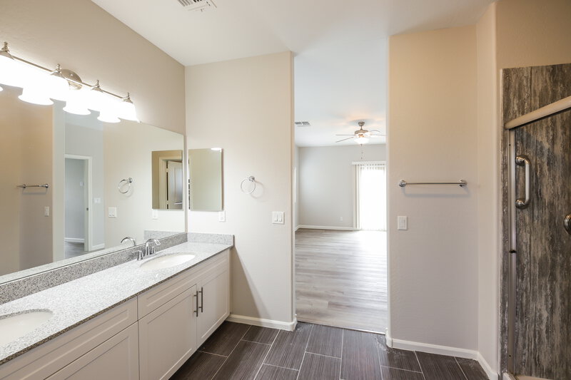 2,135/Mo, 1807 W Minton St Phoenix, AZ 85041 Main Bathroom View