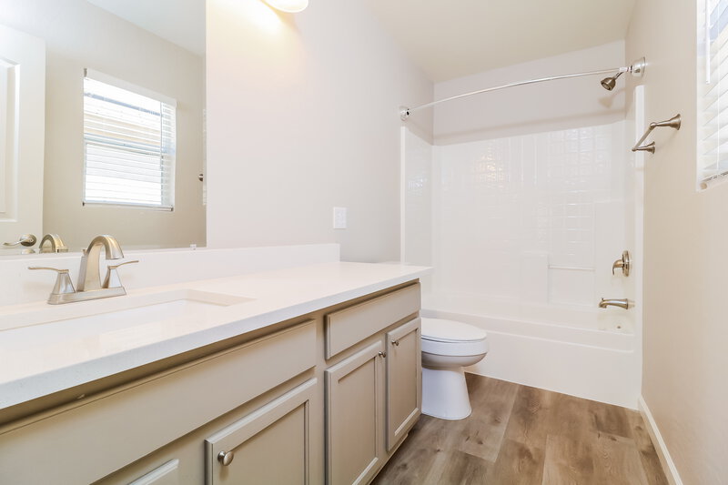 1,935/Mo, 10043 N 115th Dr Youngtown, AZ 85363 Main Bathroom View