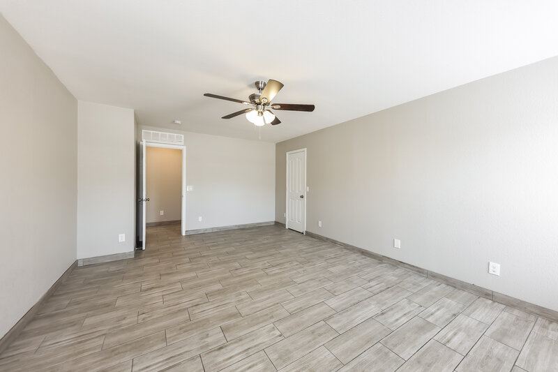 1,910/Mo, 11522 W Wethersfield Rd El Mirage, AZ 85335 Main Bathroom View 2