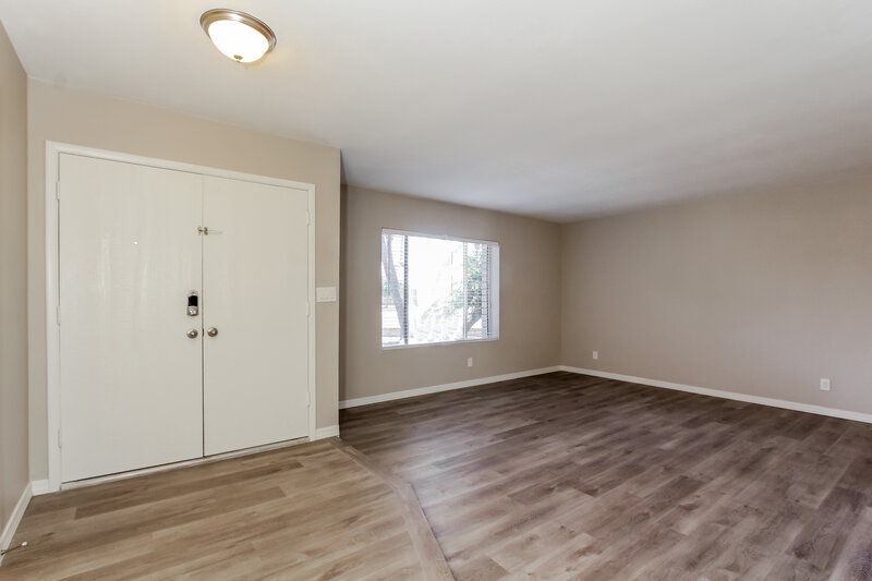 2,180/Mo, 5719 W Redfield Rd Glendale, AZ 85306 Living Room View