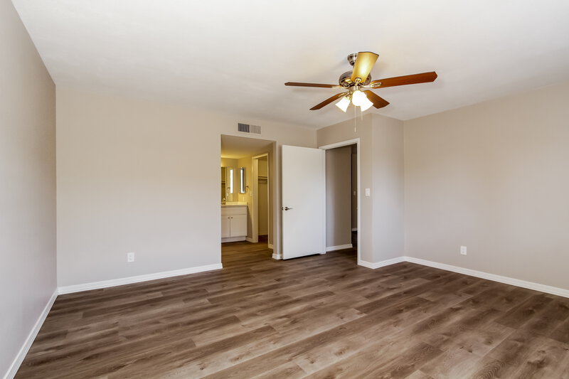 2,180/Mo, 5719 W Redfield Rd Glendale, AZ 85306 Main Bedroom View 2