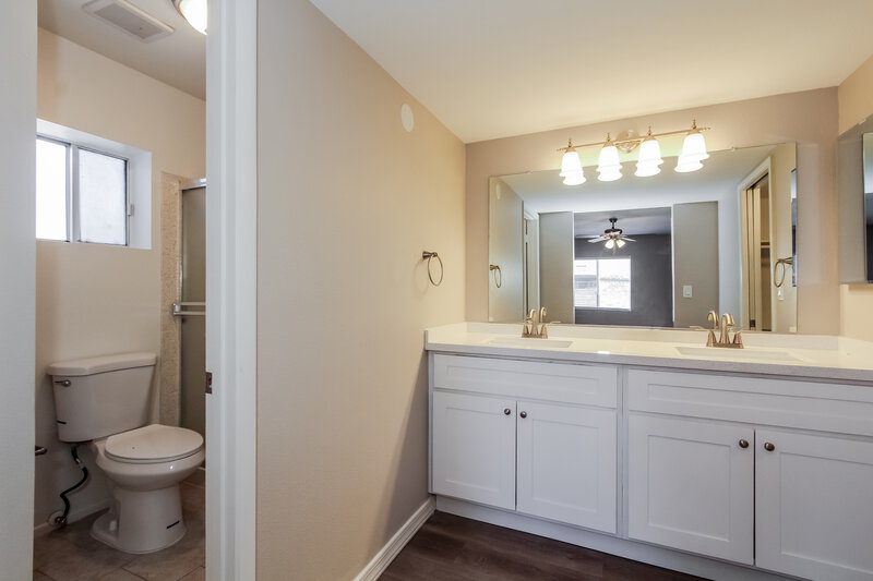 2,180/Mo, 5719 W Redfield Rd Glendale, AZ 85306 Main Bathroom View