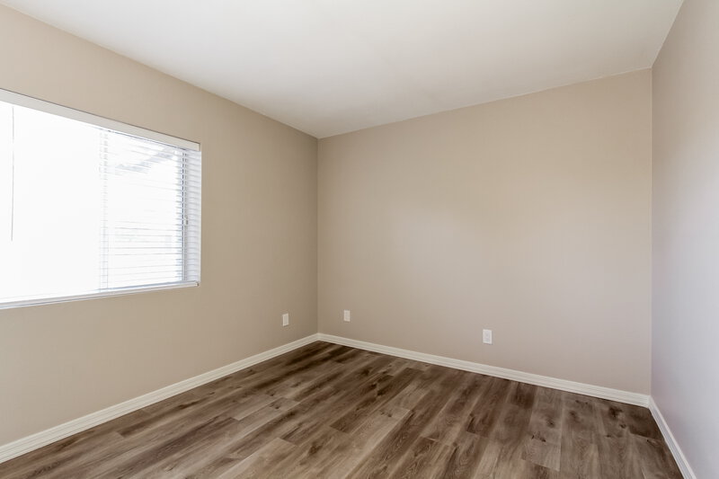 2,180/Mo, 5719 W Redfield Rd Glendale, AZ 85306 Living Room View 5