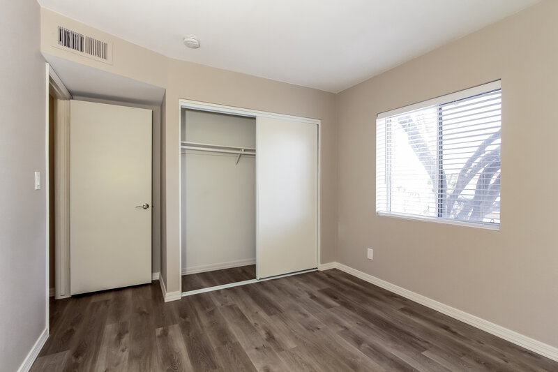 2,180/Mo, 5719 W Redfield Rd Glendale, AZ 85306 Bedroom View