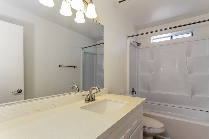 2,180/Mo, 5719 W Redfield Rd Glendale, AZ 85306 Bathroom View