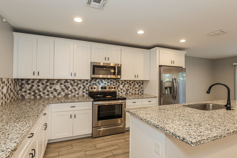 2,165/Mo, 4920 S 23rd Ave Phoenix, AZ 85041 Kitchen View 2