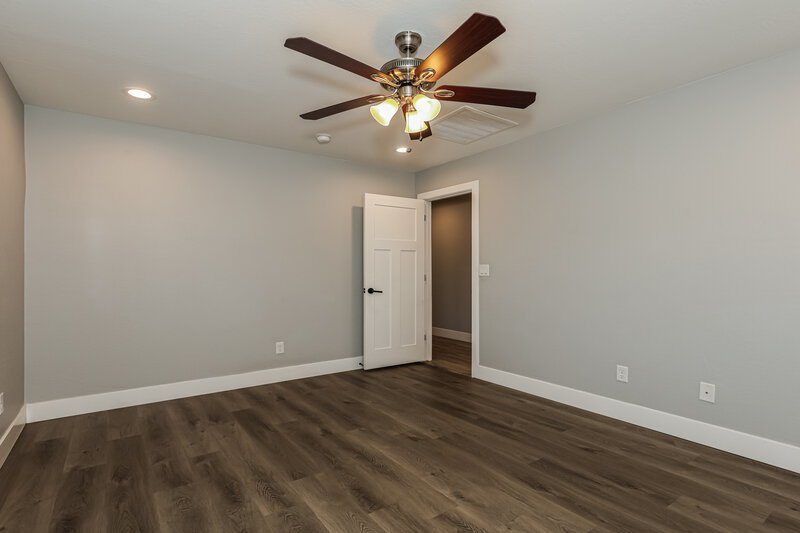 2,165/Mo, 4920 S 23rd Ave Phoenix, AZ 85041 Main Bedroom View 2