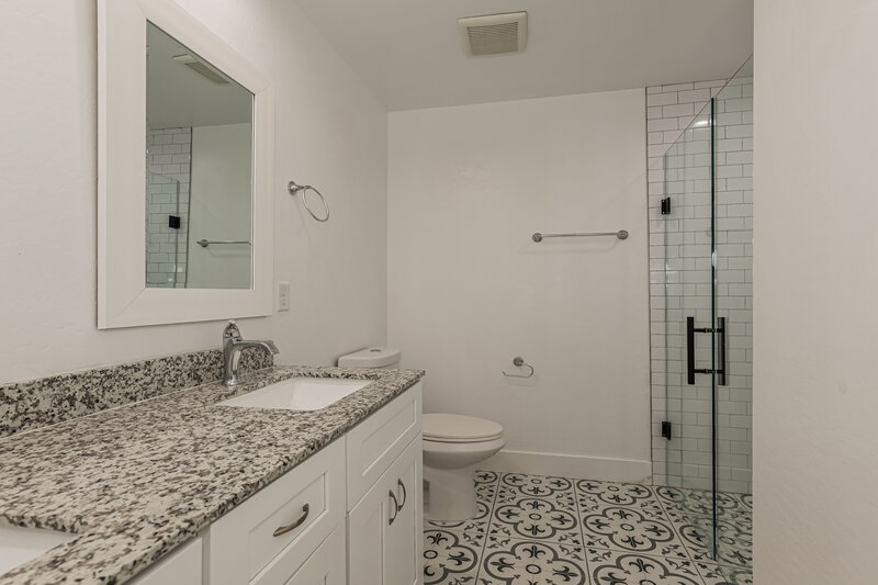 2,165/Mo, 4920 S 23rd Ave Phoenix, AZ 85041 Main Bathroom View