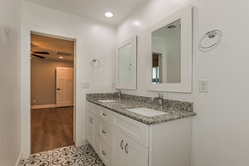 2,165/Mo, 4920 S 23rd Ave Phoenix, AZ 85041 Main Bathroom View 2