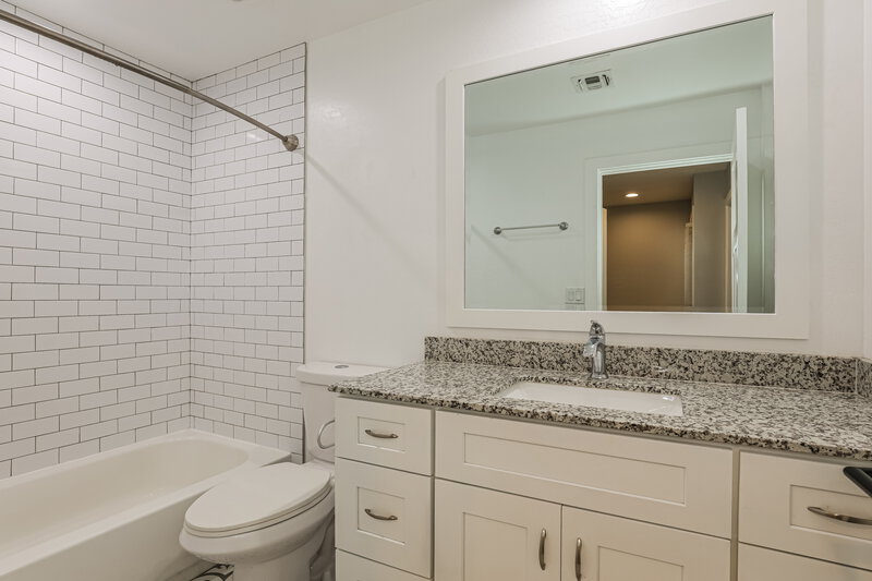 2,165/Mo, 4920 S 23rd Ave Phoenix, AZ 85041 Bathroom View