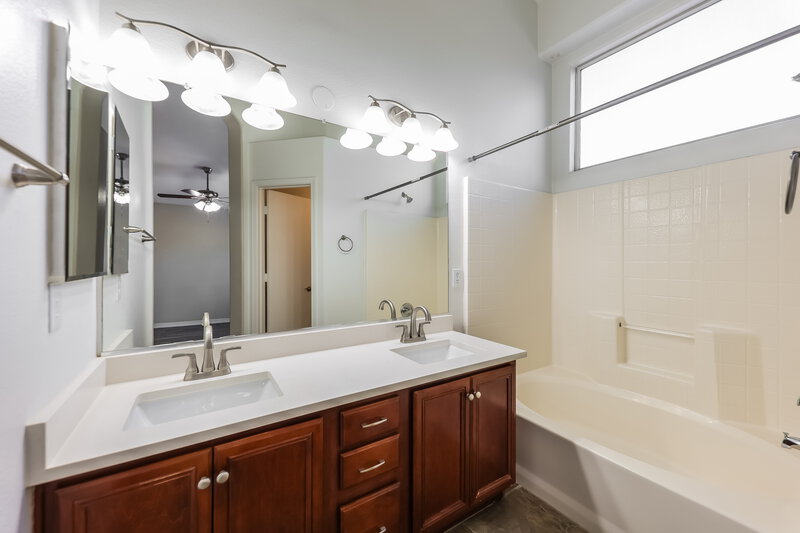 2,150/Mo, 8228 W Behrend Dr Peoria, AZ 85382 Main Bathroom View