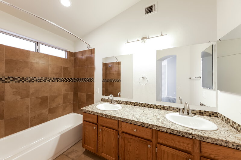 2,305/Mo, 4116 E Coolbrook Ave Phoenix, AZ 85032 Main Bathroom View