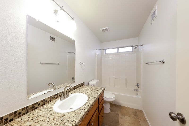 2,305/Mo, 4116 E Coolbrook Ave Phoenix, AZ 85032 Bathroom View