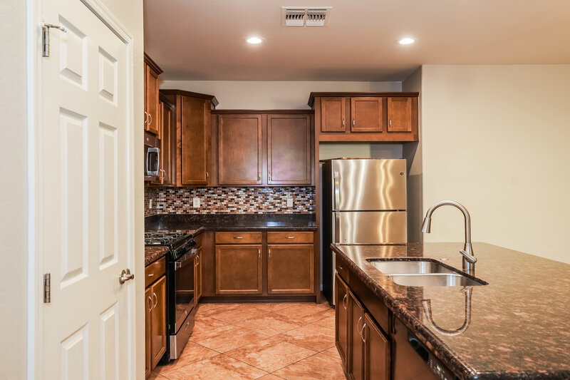 1,915/Mo, 15137 W Alexandria Way Surprise, AZ 85379 Kitchen View