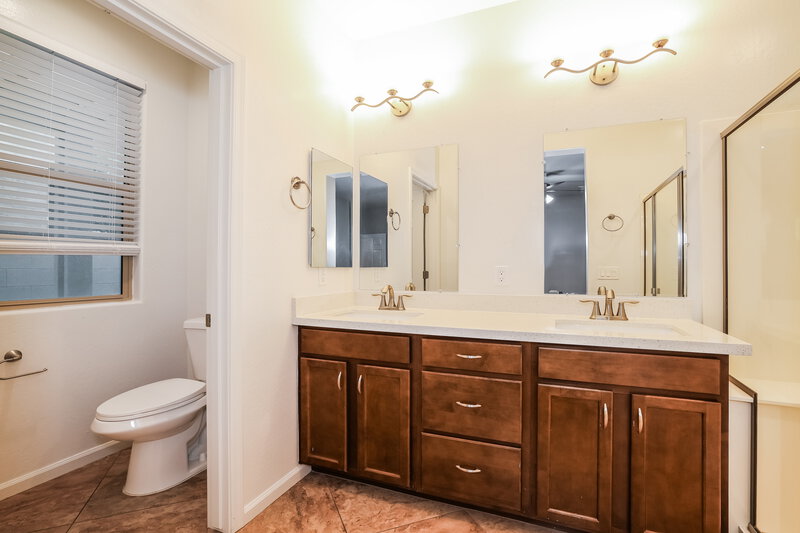 1,915/Mo, 15137 W Alexandria Way Surprise, AZ 85379 Main Bathroom View