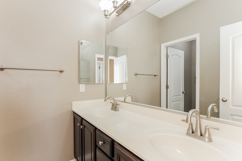 2,560/Mo, 7015 W Alicia Dr Laveen, AZ 85339 Main Bathroom View