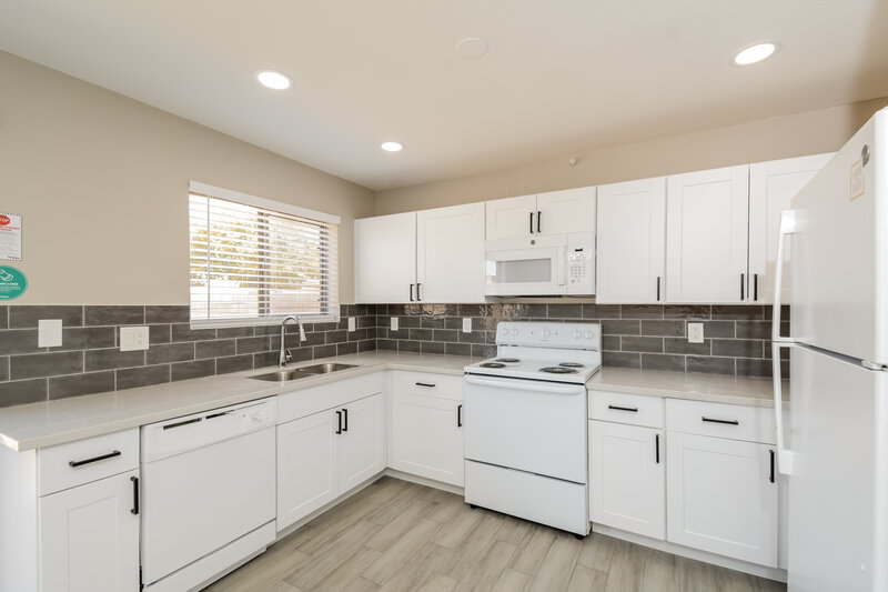 2,095/Mo, 15742 W Elm St Surprise, AZ 85374 Kitchen View 2