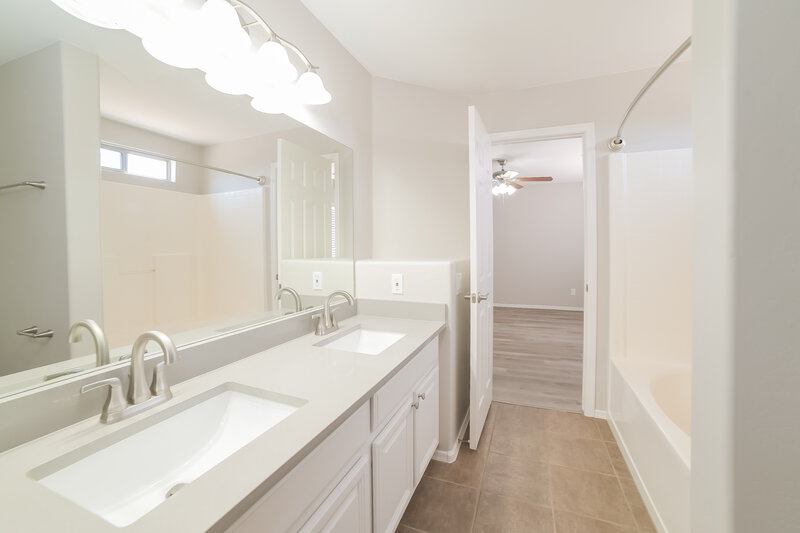 2,090/Mo, 12557 W Mandalay Ln El Mirage, AZ 85335 Bathroom View