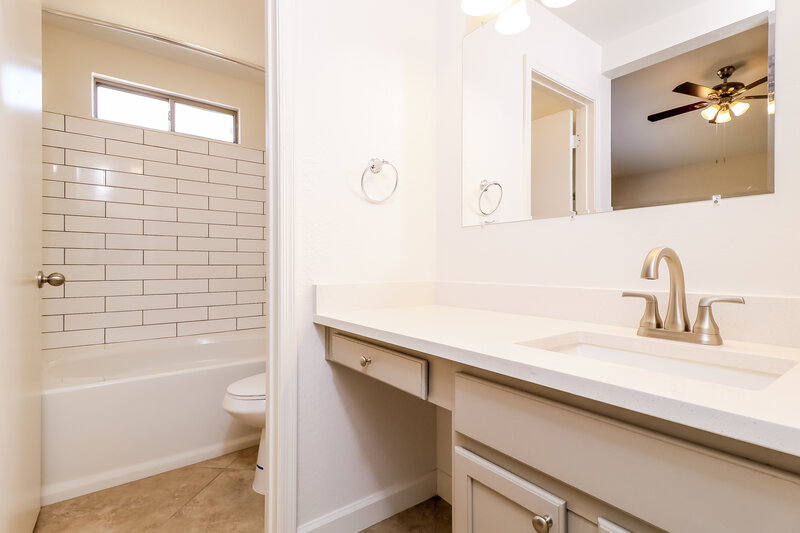 1,640/Mo, 14309 N 125th Dr El Mirage, AZ 85335 Main Bathroom View