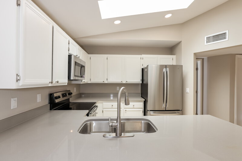 2,435/Mo, 4517 E Rosemonte Dr Phoenix, AZ 85050 Kitchen View