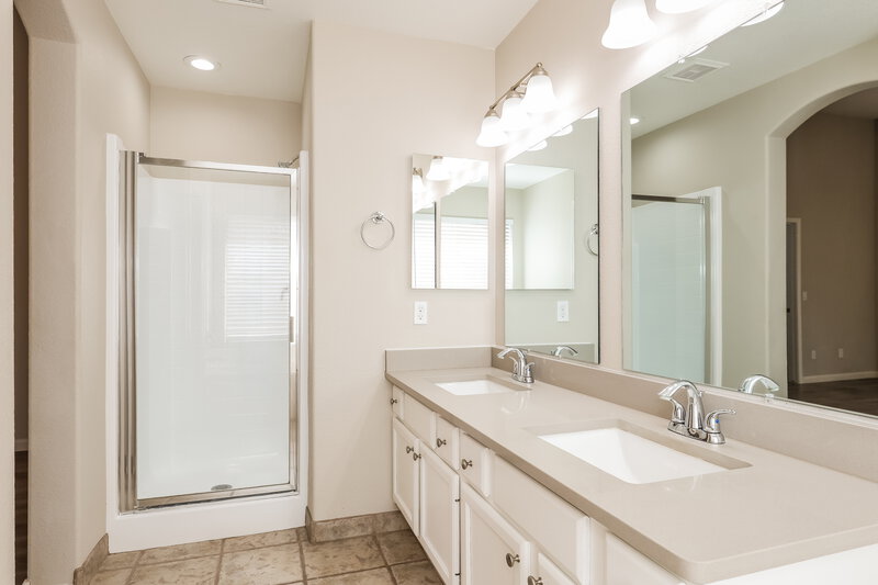 2,295/Mo, 7418 W Lone Cactus Dr Glendale, AZ 85308 Main Bathroom View 2