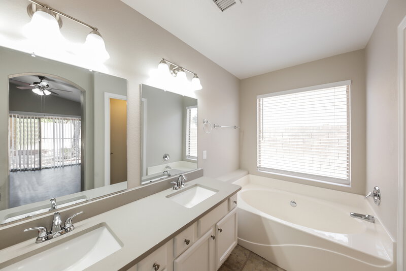 2,655/Mo, 7418 W Lone Cactus Dr Glendale, AZ 85308 Main Bathroom View