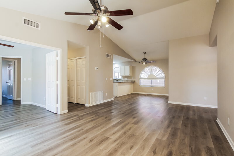 2,180/Mo, 7522 W Kerry Ln Glendale, AZ 85308 Living Room View 2
