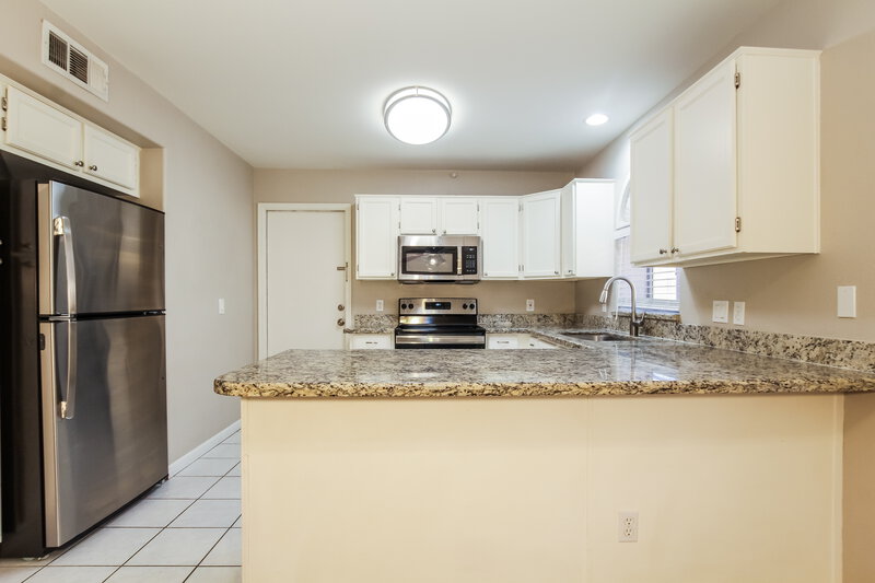 2,180/Mo, 7522 W Kerry Ln Glendale, AZ 85308 Kitchen View
