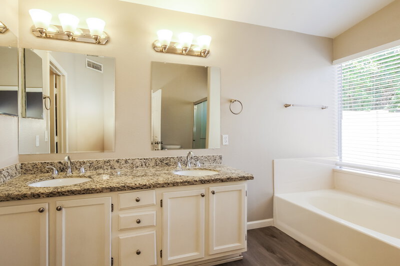 2,180/Mo, 7522 W Kerry Ln Glendale, AZ 85308 Main Bathroom View