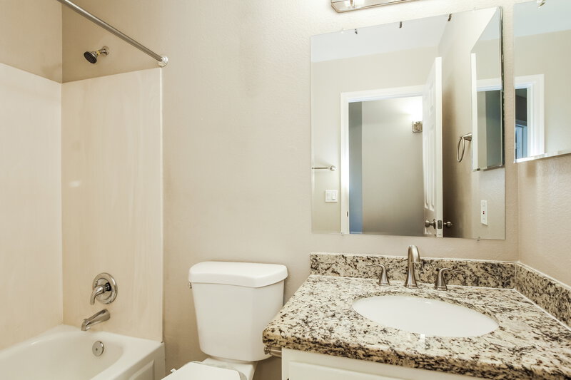 2,180/Mo, 7522 W Kerry Ln Glendale, AZ 85308 Bathroom View