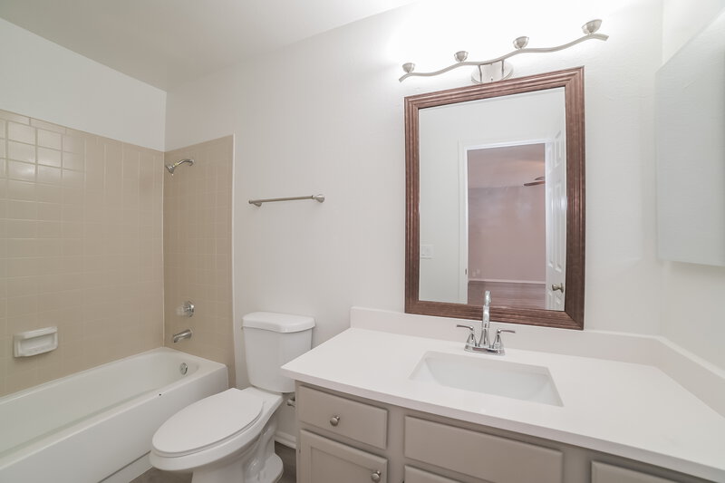 2,030/Mo, 14231 N 50th Ave Glendale, AZ 85306 Main Bathroom View