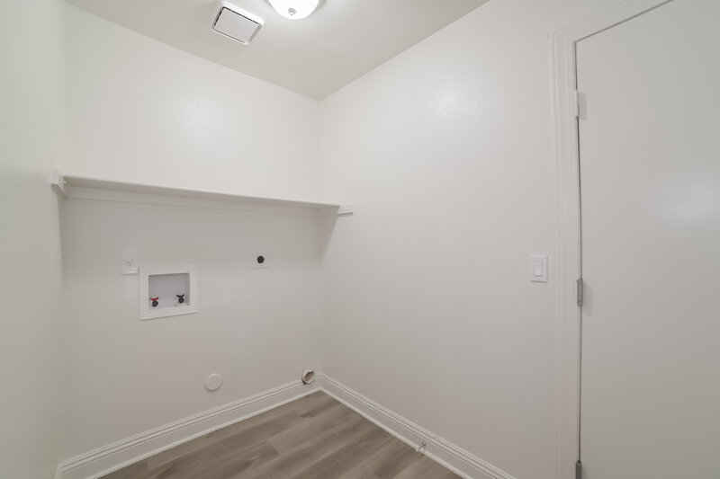 2,030/Mo, 14231 N 50th Ave Glendale, AZ 85306 Laundry Room View