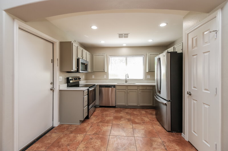 2,015/Mo, 1604 S 80th Ln Phoenix, AZ 85043 Kitchen View