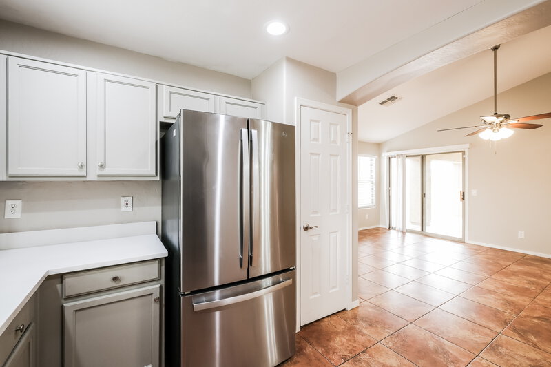 1,920/Mo, 1604 S 80th Ln Phoenix, AZ 85043 Kitchen View