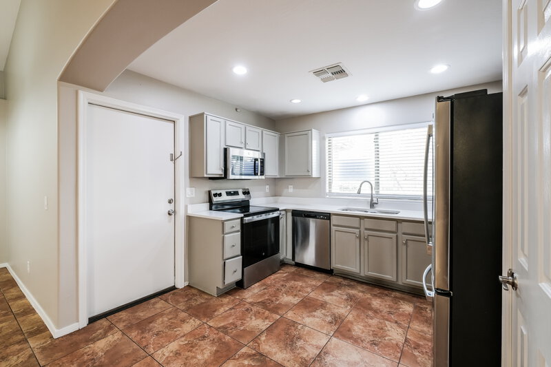 1,920/Mo, 1604 S 80th Ln Phoenix, AZ 85043 Kitchen View 2