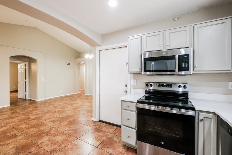 1,920/Mo, 1604 S 80th Ln Phoenix, AZ 85043 Kitchen View 3