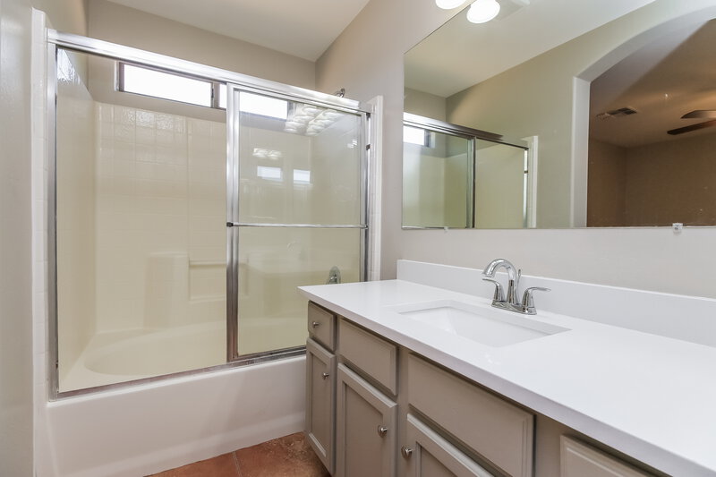 2,015/Mo, 1604 S 80th Ln Phoenix, AZ 85043 Main Bathroom View