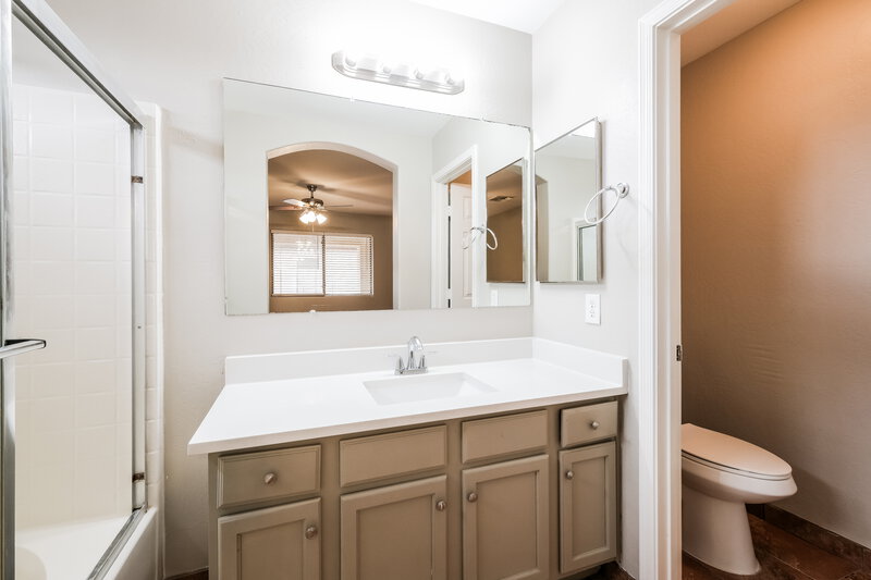 1,920/Mo, 1604 S 80th Ln Phoenix, AZ 85043 Main Bathroom View
