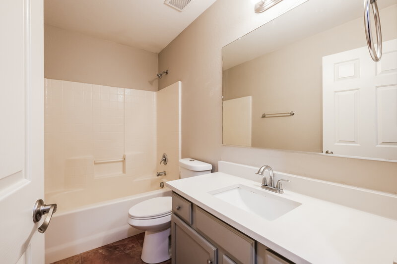 1,920/Mo, 1604 S 80th Ln Phoenix, AZ 85043 Bathroom View