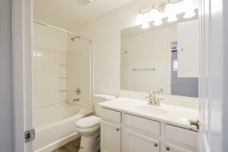 2,370/Mo, 34908 N 31st Ave Phoenix, AZ 85086 Bathroom View