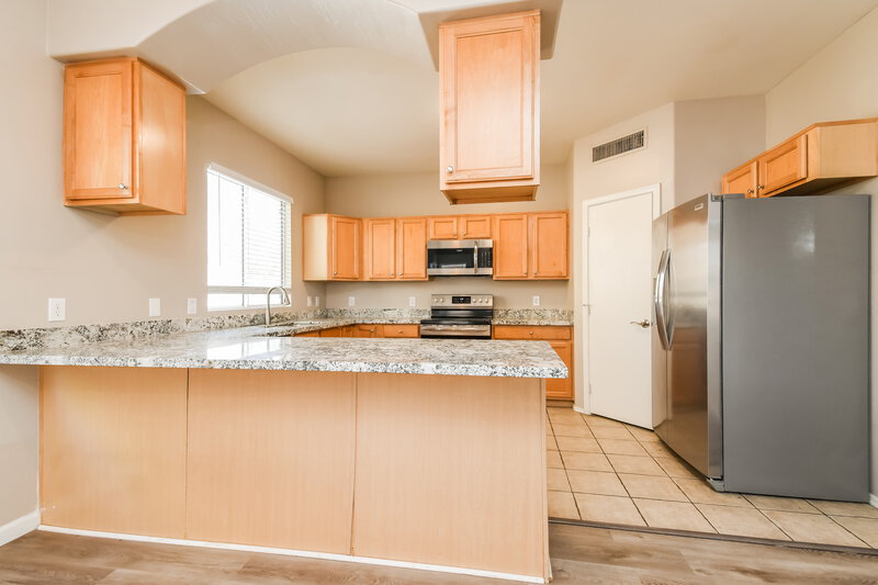 2,060/Mo, 7218 S 39th Dr Phoenix, AZ 85041 Kitchen View