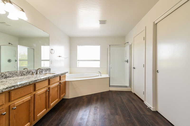 2,060/Mo, 7218 S 39th Dr Phoenix, AZ 85041 Main Bathroom View