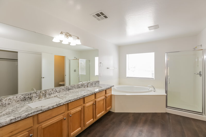 2,385/Mo, 7218 S 39th Dr Phoenix, AZ 85041 Main Bathroom View