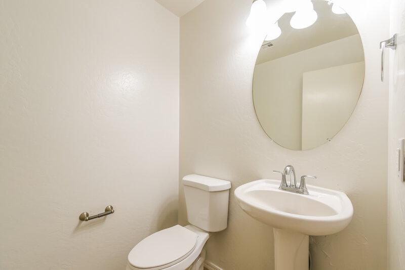 2,060/Mo, 7218 S 39th Dr Phoenix, AZ 85041 Bathroom View