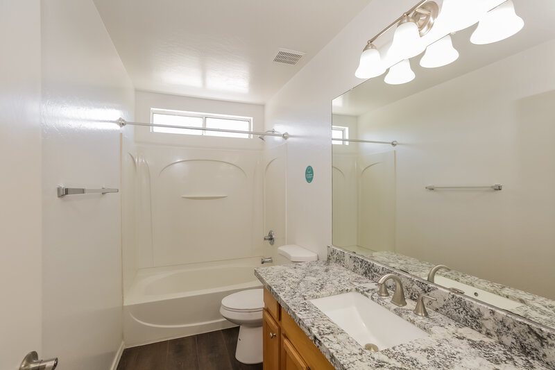 2,385/Mo, 7218 S 39th Dr Phoenix, AZ 85041 Bathroom View
