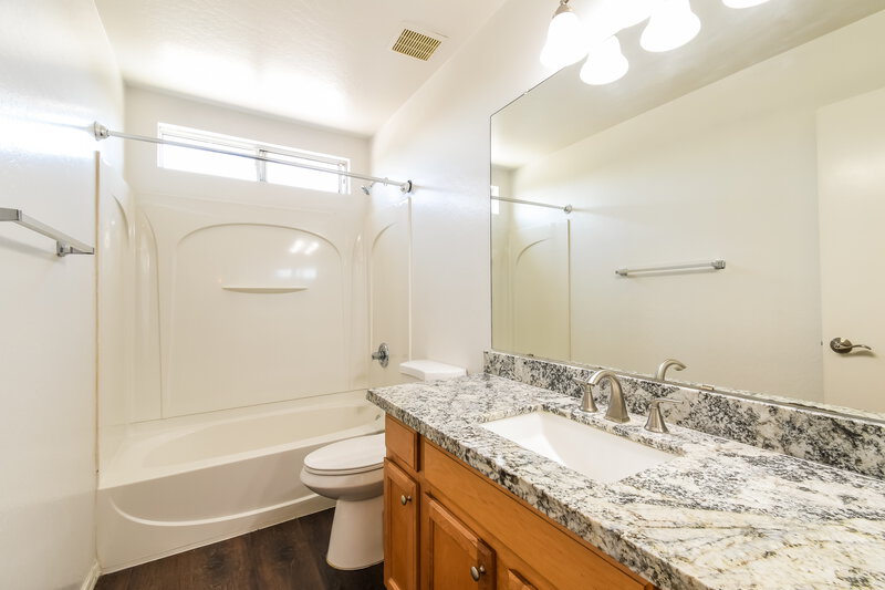 2,060/Mo, 7218 S 39th Dr Phoenix, AZ 85041 Bathroom View 2