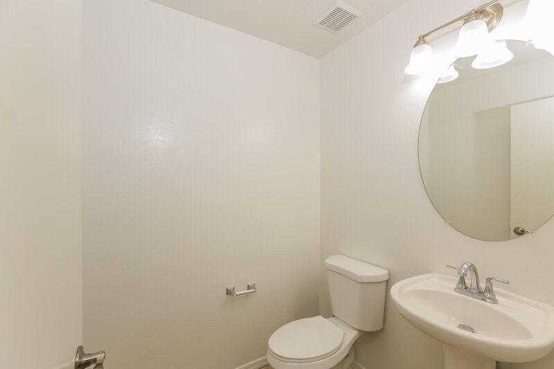 2,385/Mo, 7218 S 39th Dr Phoenix, AZ 85041 Bathroom View 2