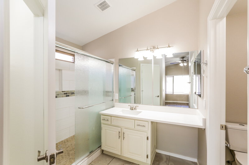 2,210/Mo, 2832 N 90th Ave Phoenix, AZ 85037 Main Bathroom View