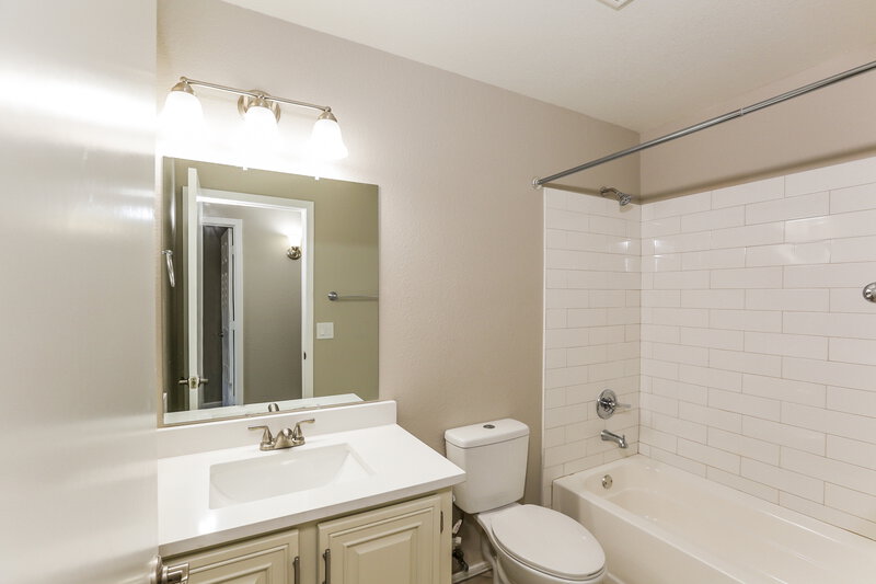 2,210/Mo, 2832 N 90th Ave Phoenix, AZ 85037 Bathroom View